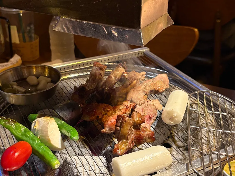 숯불 화로에 올린 참나무 훈연 고기