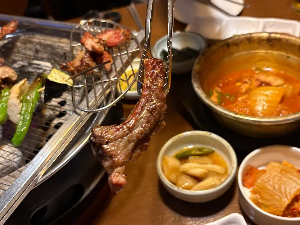 초벌 훈연된 고기를 화로에 데우는 모습