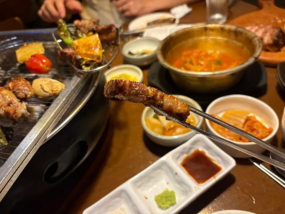 두툼하게 썰린 훈연 삼겹