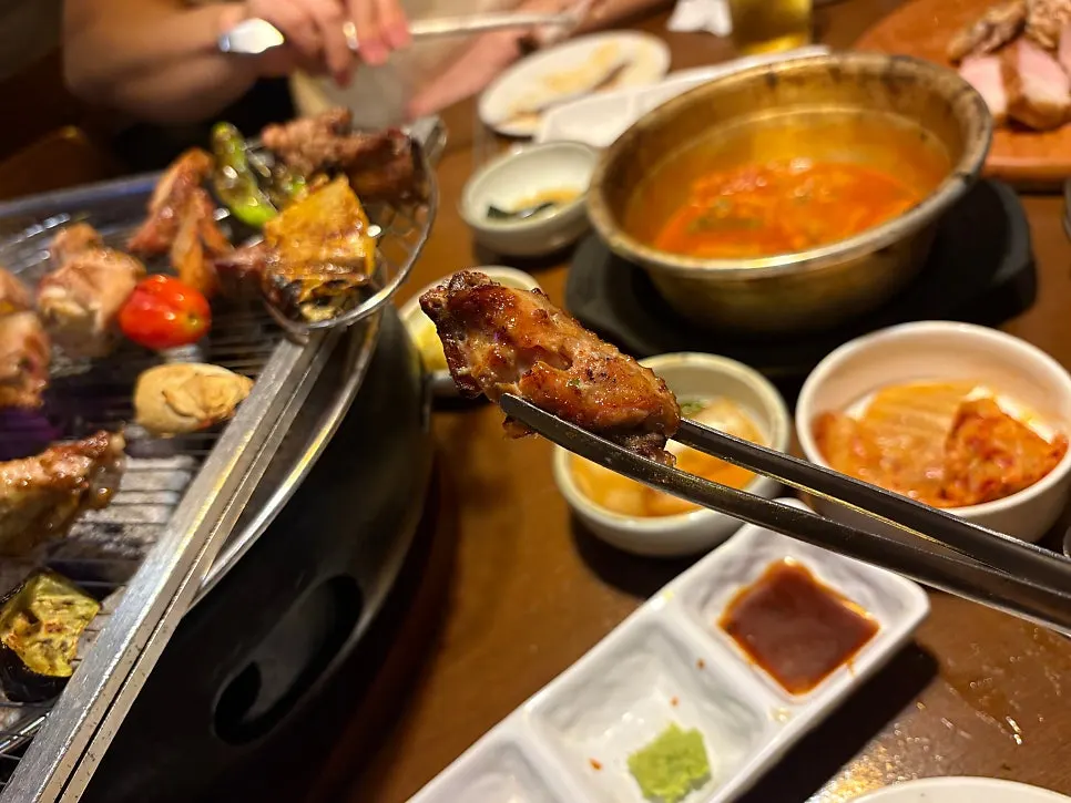 부드러운 부위로 구성된 훈연 닭고기