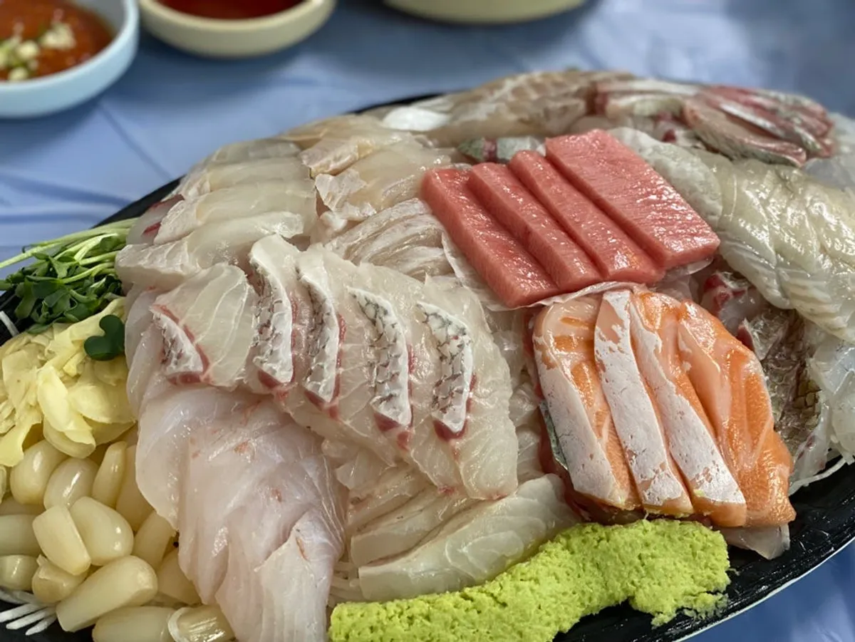 두툼하게 썰린 땅끝마을 고급회 중자 한 접시