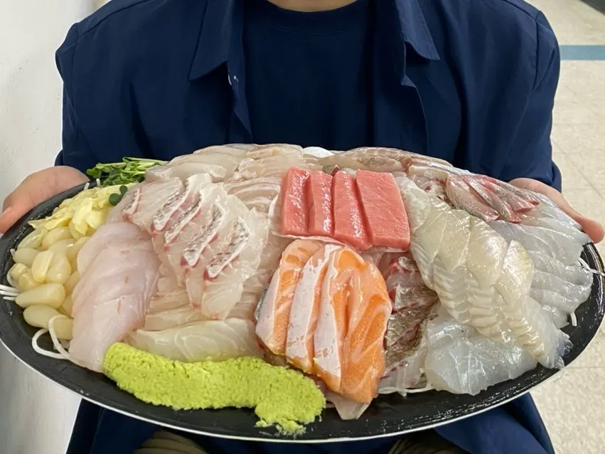 두께가 도드라지는 고급회 회 한 점