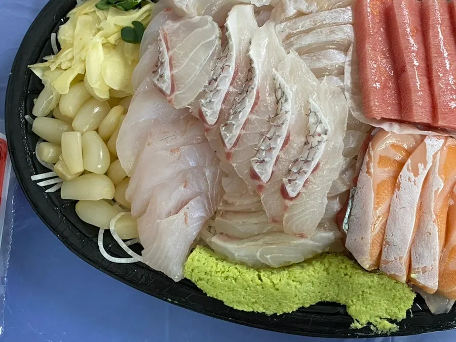 두 겹으로 깔린 고급회 모둠 접시