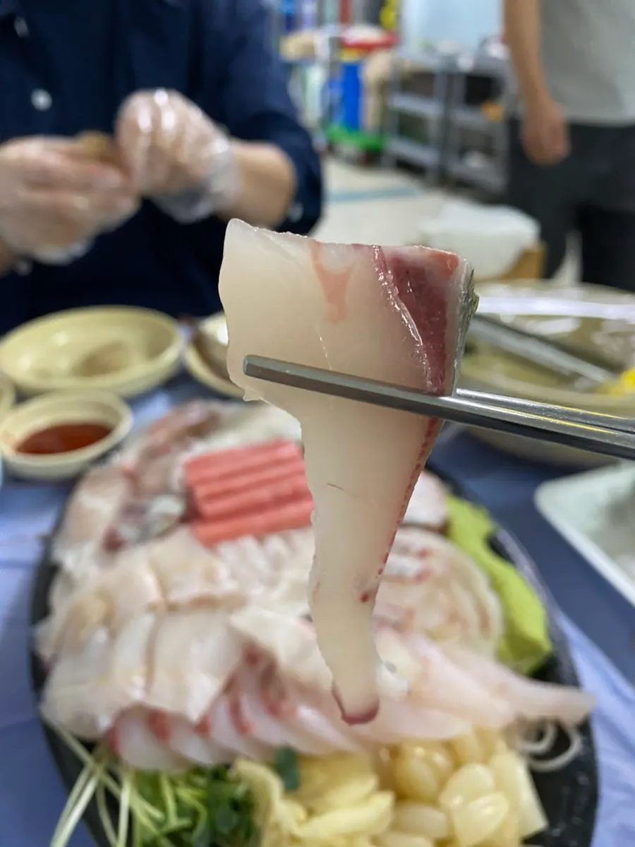 윤기 나는 회 한 점을 들어올린 모습