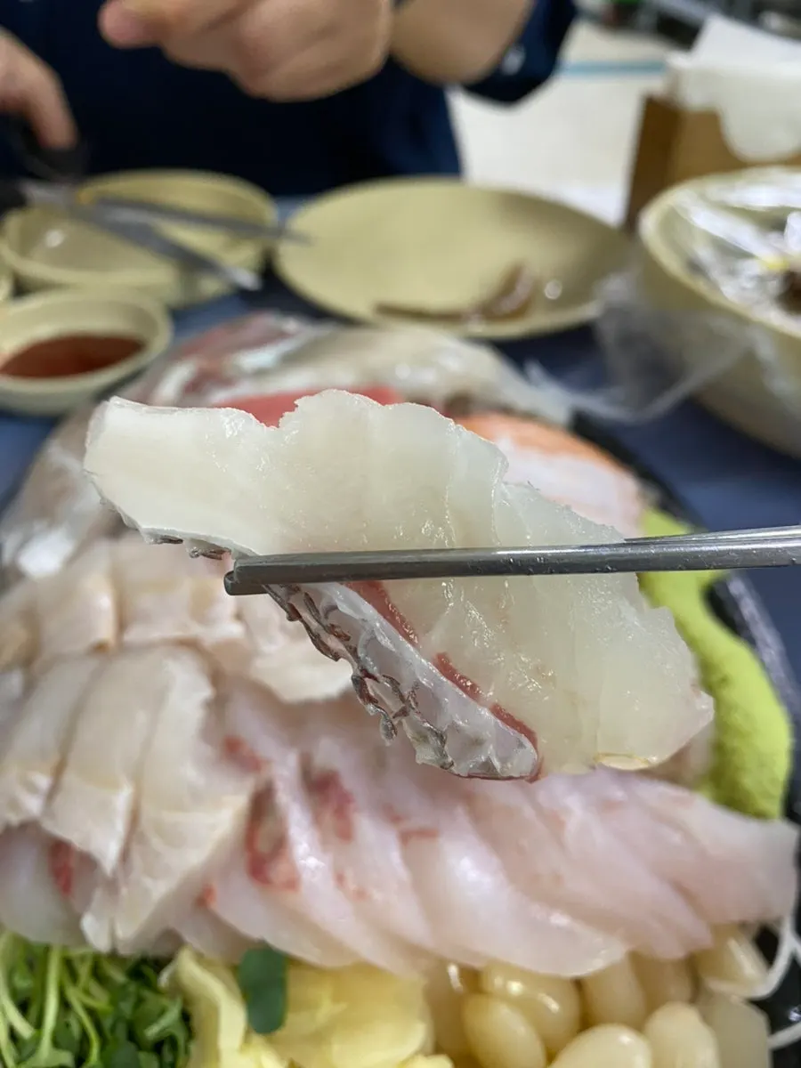 쫄깃한 식감의 회 한 점 클로즈업