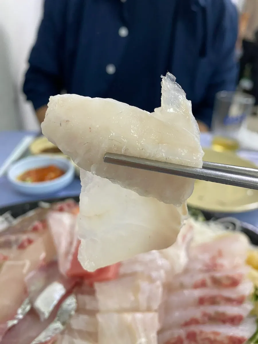 껍질째 썰린 원픽 회 한 점