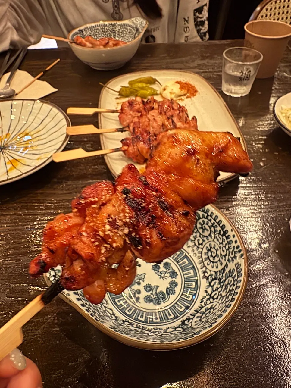 꼬치 한 점을 집어 든 모습