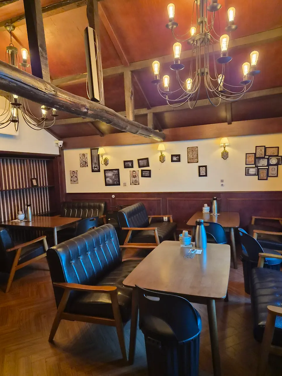 Second-floor wooden space at Nani Byeolgwan Yeongdeungpo Branch