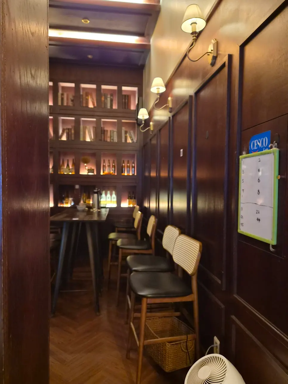 View of the first-floor booth seats at Nani Byeolgwan