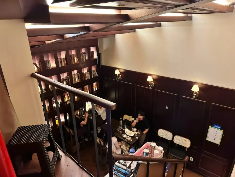 Guests seated at 1st-floor table seats