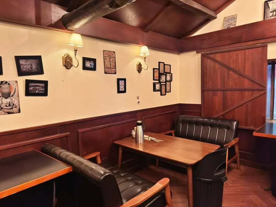 2nd-floor space made up mostly of table seats