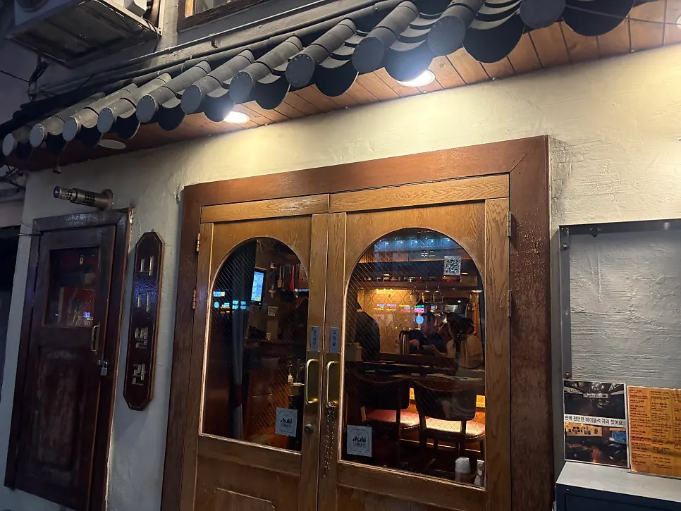 Interior atmosphere of the izakaya Nani Byeolgwan near Times Square