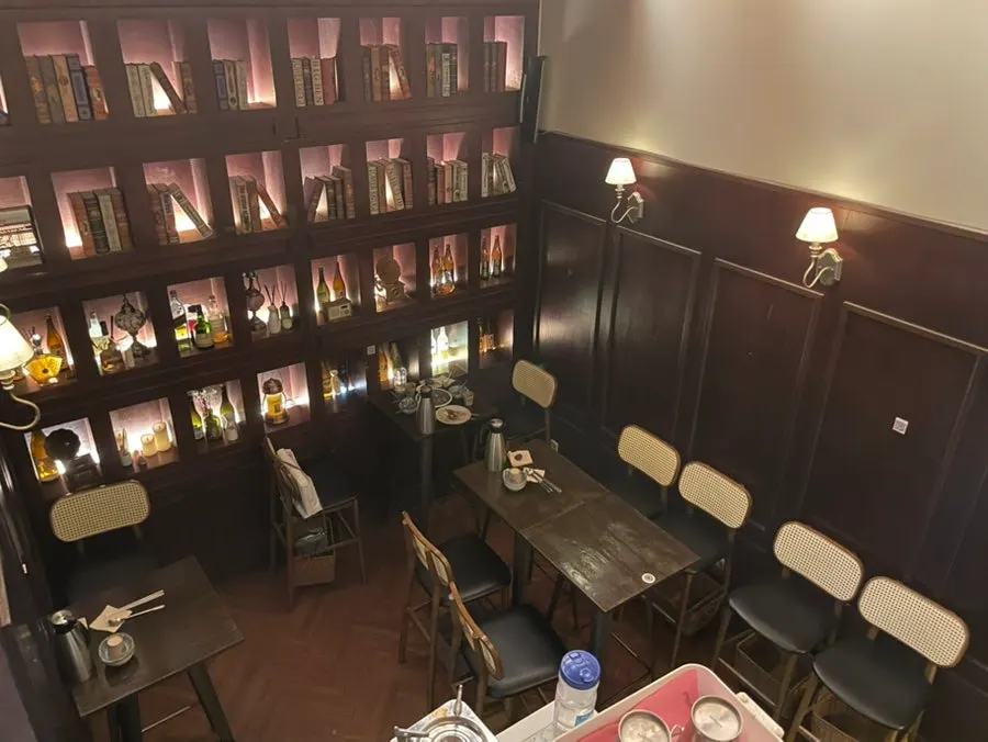 2층에서 내려다본 층고 높은 1층 홀