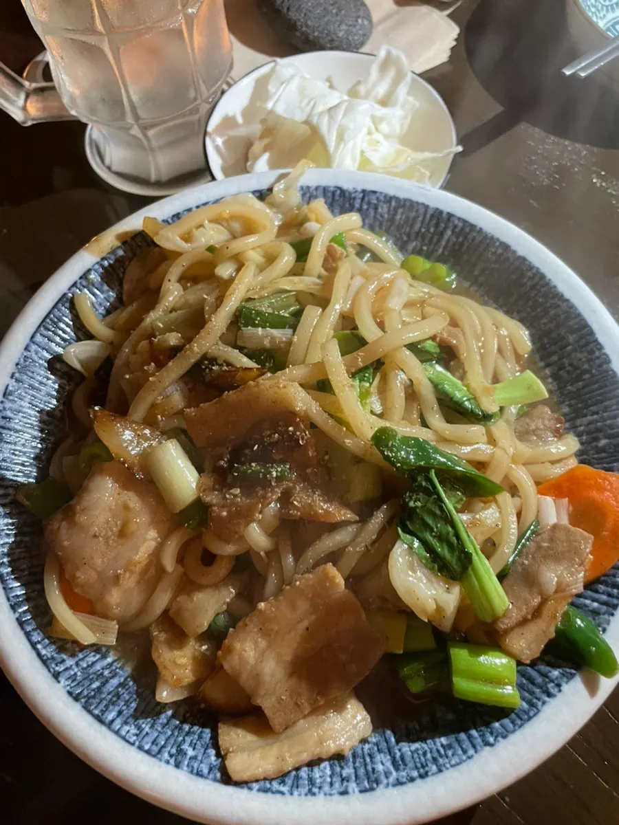 하이볼과 함께 세팅된 테이블
