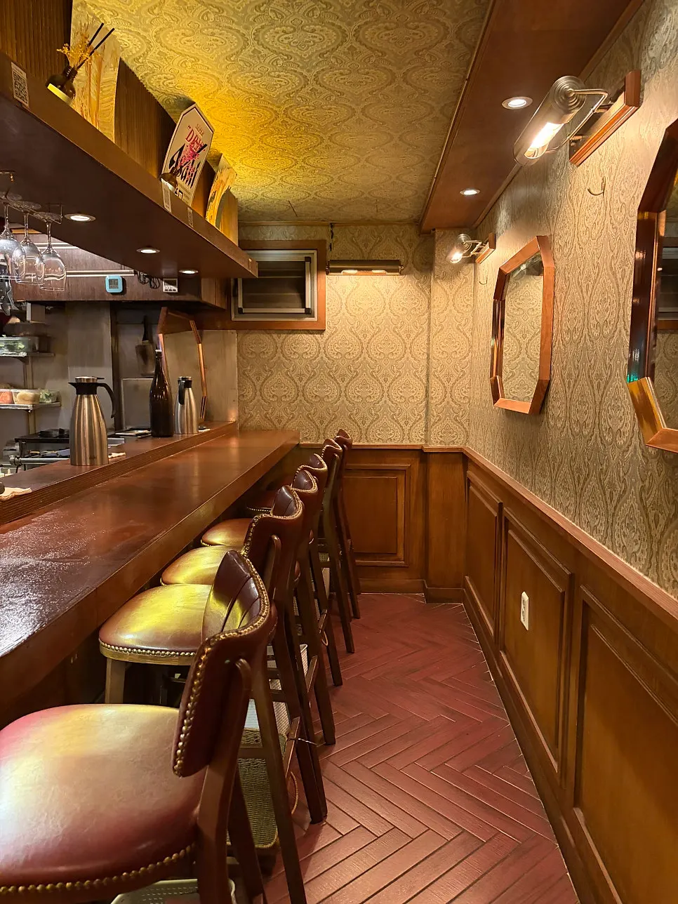 Atmosphere of the 1st floor table seats at Nani Byeolgwan