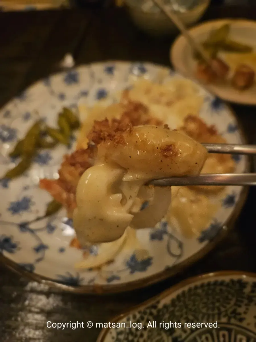 바삭한 토핑이 뿌려진 크림새우