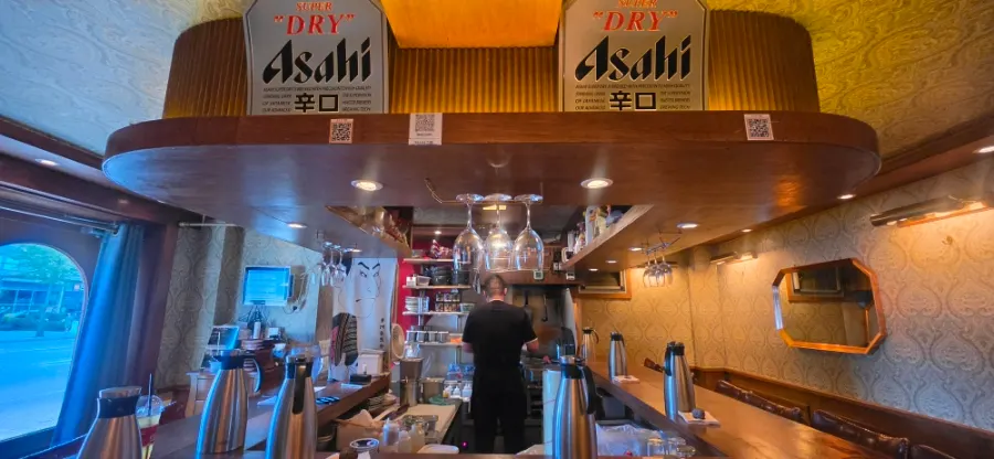 바 안쪽에서 요리하는 셰프