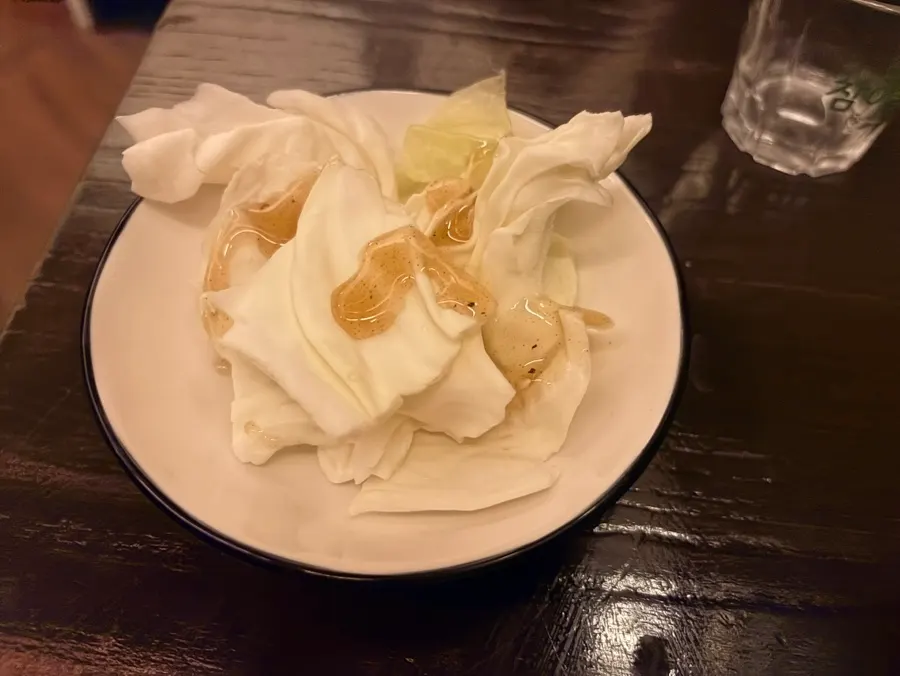 계단으로 올라가는 2층 공간