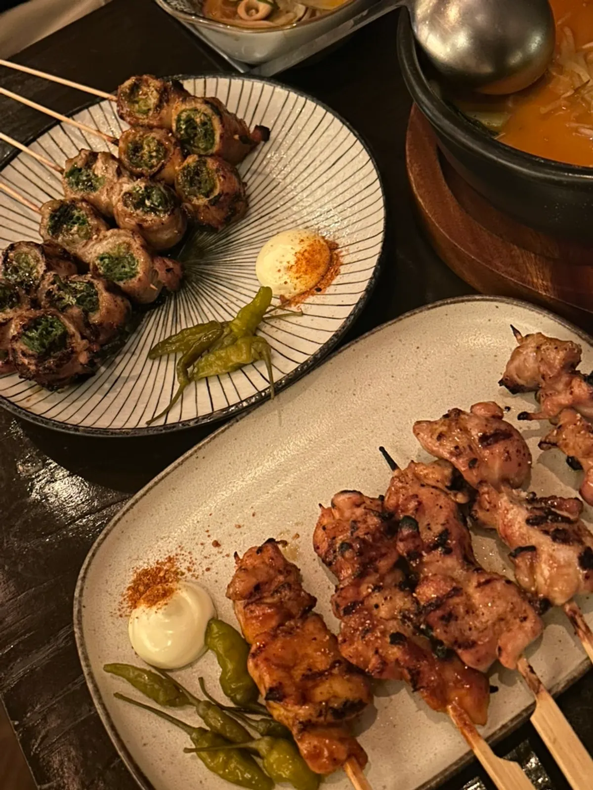 닭꼬치와 삼겹쪽파꼬치 야키토리 한 접시