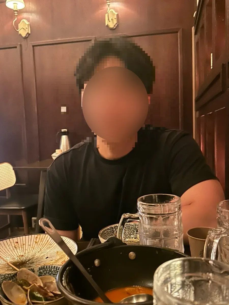 비워진 나베 그릇이 놓인 테이블