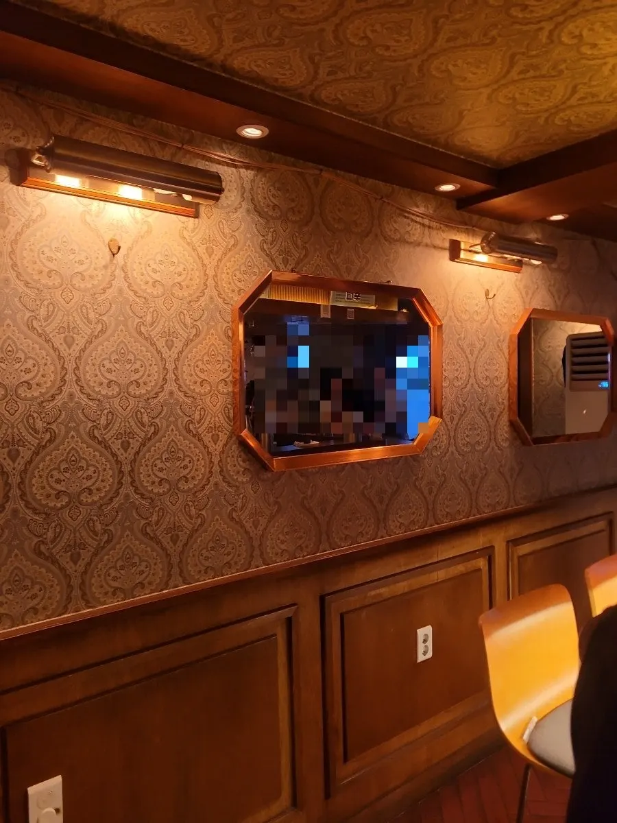 Dachi bar seats at Nani Byeolgwan with a direct view of the kitchen