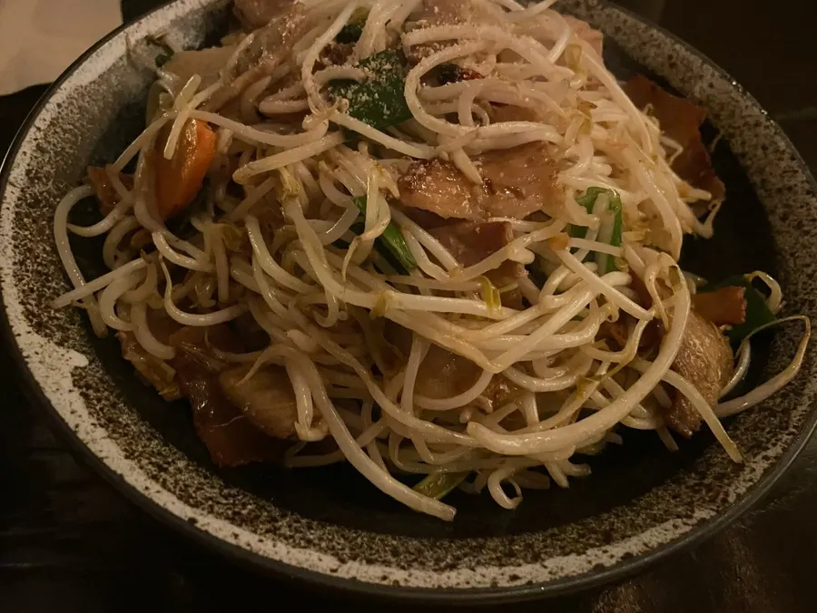 A plate of stir-fried pork with mung bean sprouts at Nani Byeolgwan Yeongdeungpo Branch