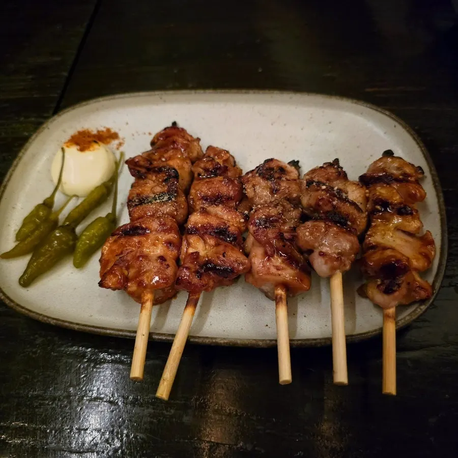 데리야끼 소스를 바른 닭꼬치 접시