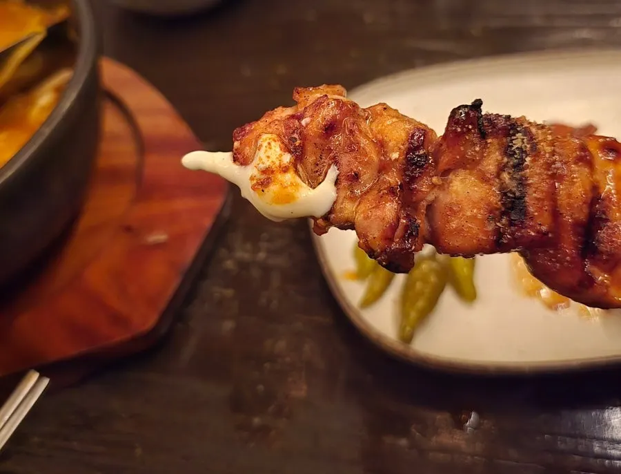 큼직한 닭고기가 꽂힌 닭꼬치 클로즈업