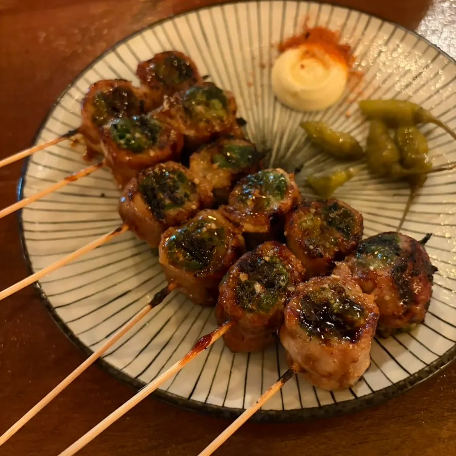 구워서 나온 삼겹쪽파꼬치 클로즈업