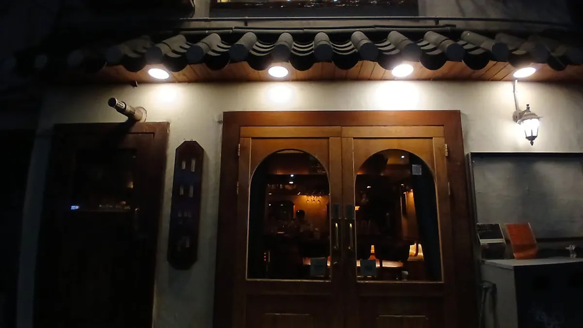 Exterior of Nani Byeolgwan Yeongdeungpo Branch with a Japanese-house-style look