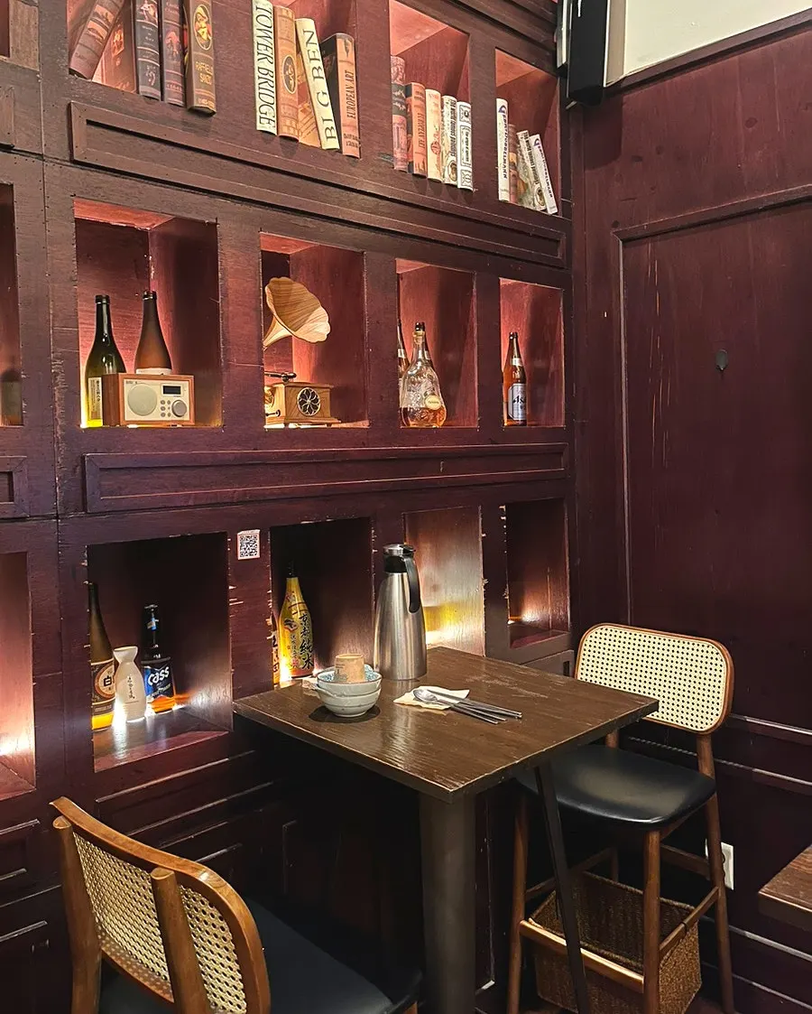 2-seat and 4-seat tables further inside the 1st floor of Nani Byeolgwan