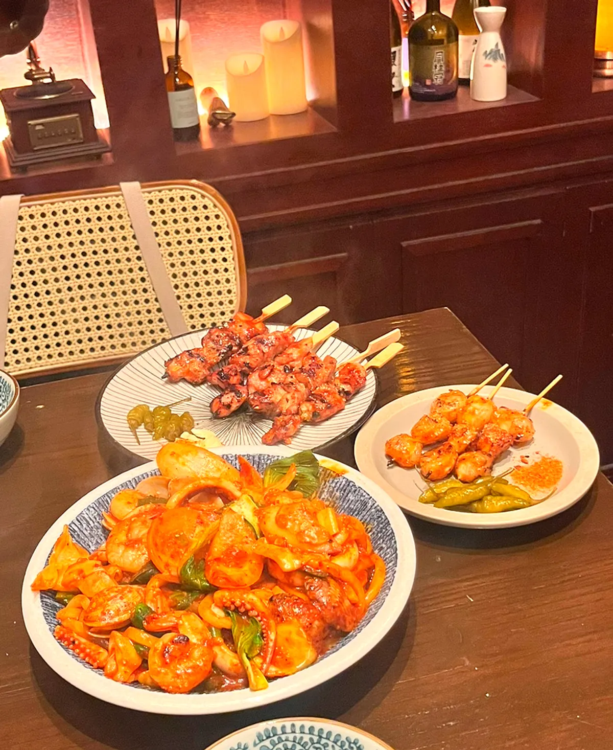 나니별관 닭꼬치와 대창 꼬치 테이블 세팅