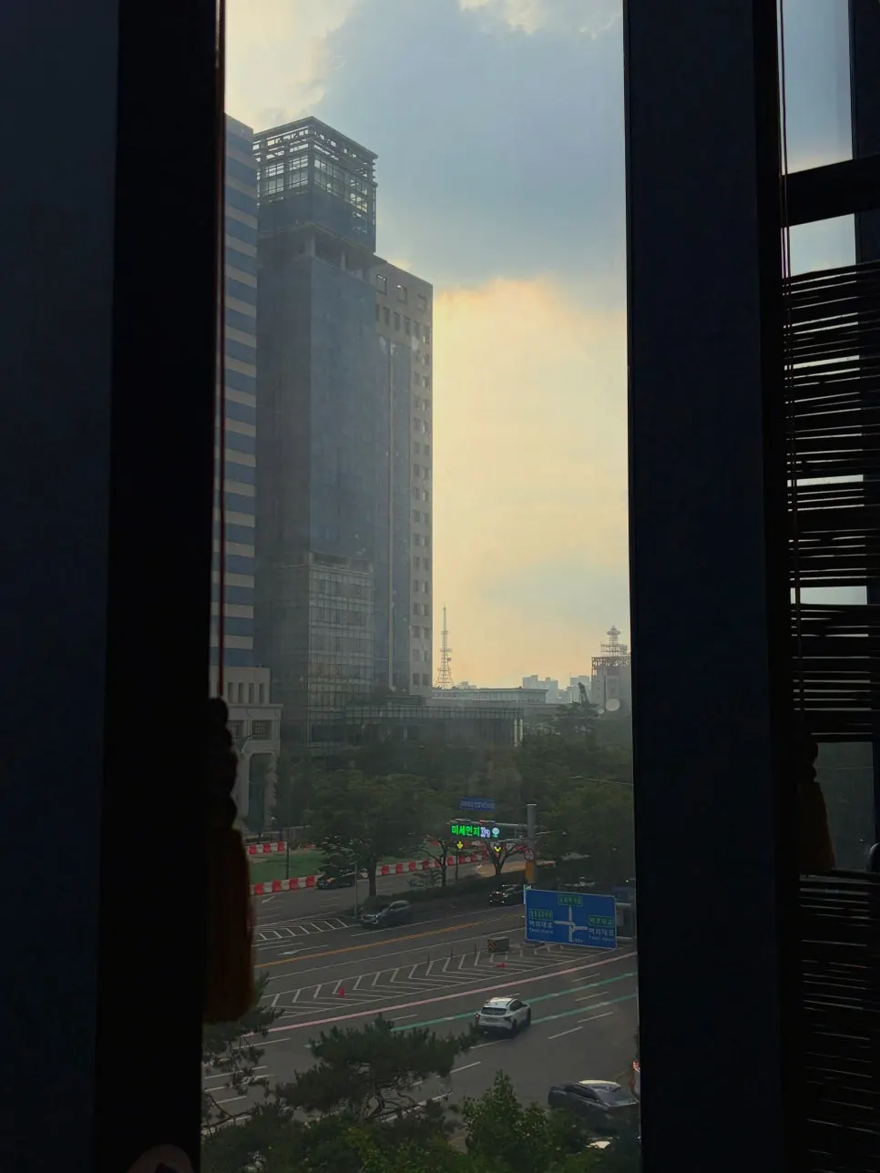 나니 여의도점 창가 쪽 세로 사진