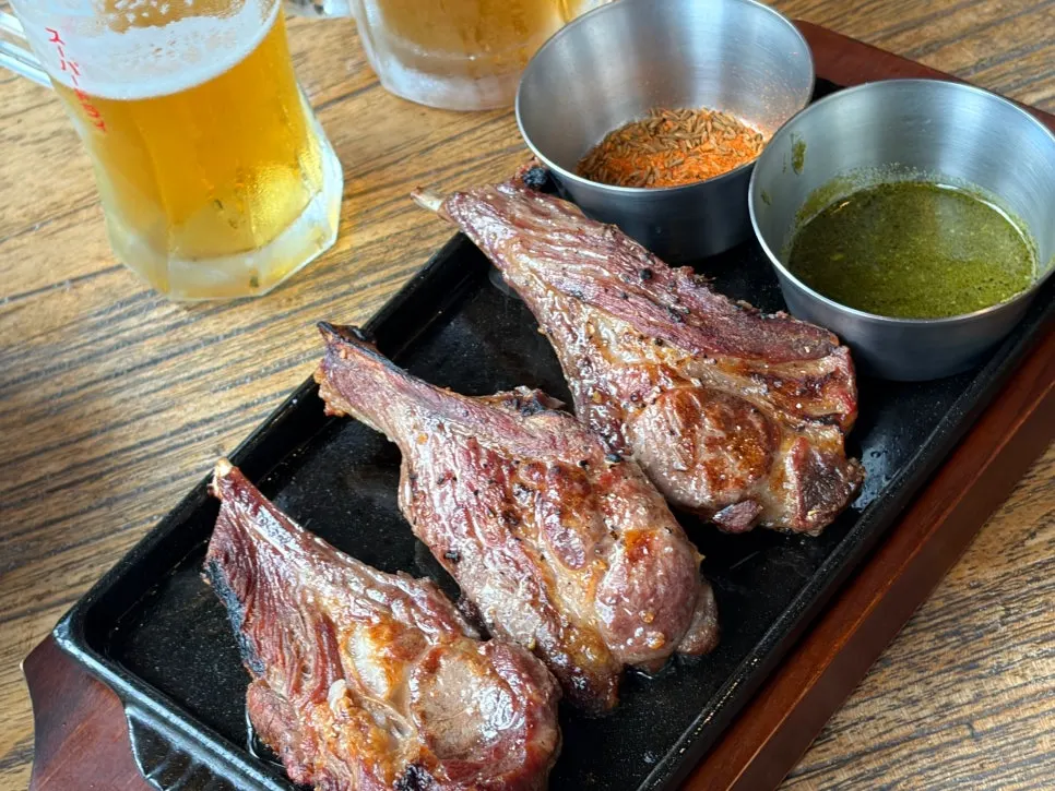 철판 위에 올려져 나온 양갈비 숄더렉