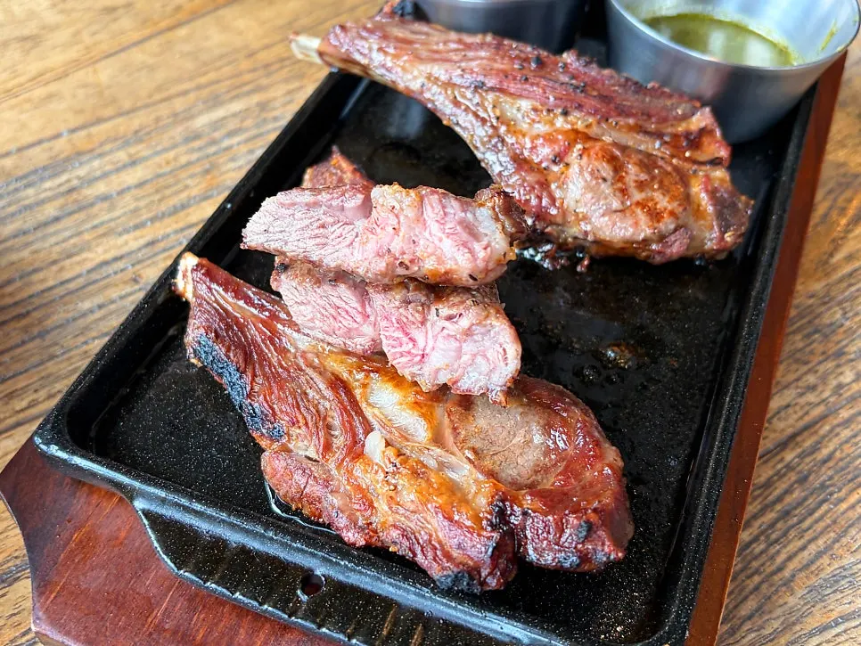 따끈하게 유지되는 철판 양갈비