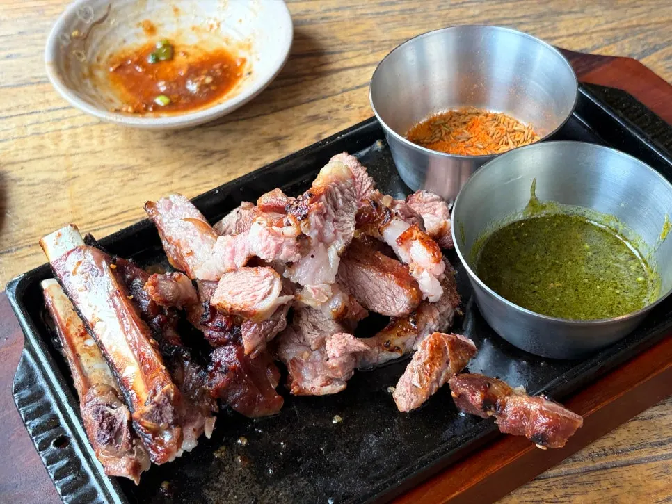 양갈비와 곁들임 소스