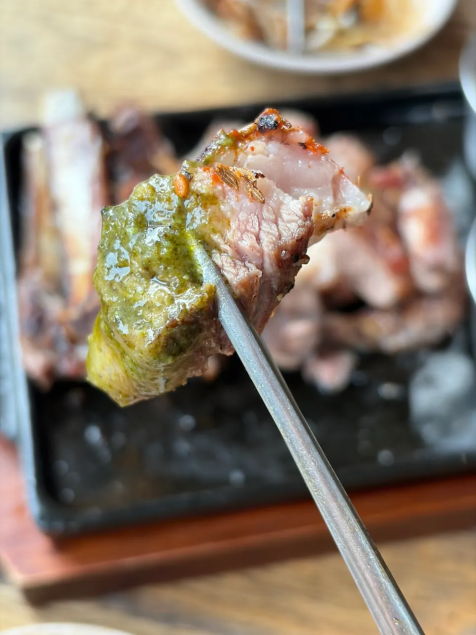 바질소스에 찍은 양갈비
