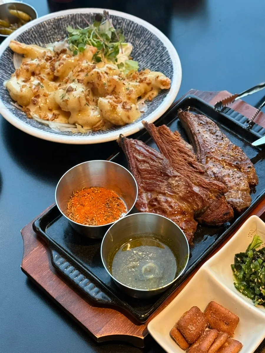 주문한 안주가 차려진 테이블