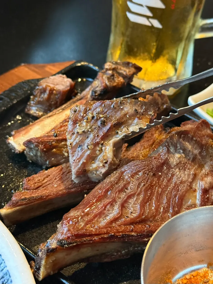 시즈닝에 찍어 먹는 양갈비 한 점