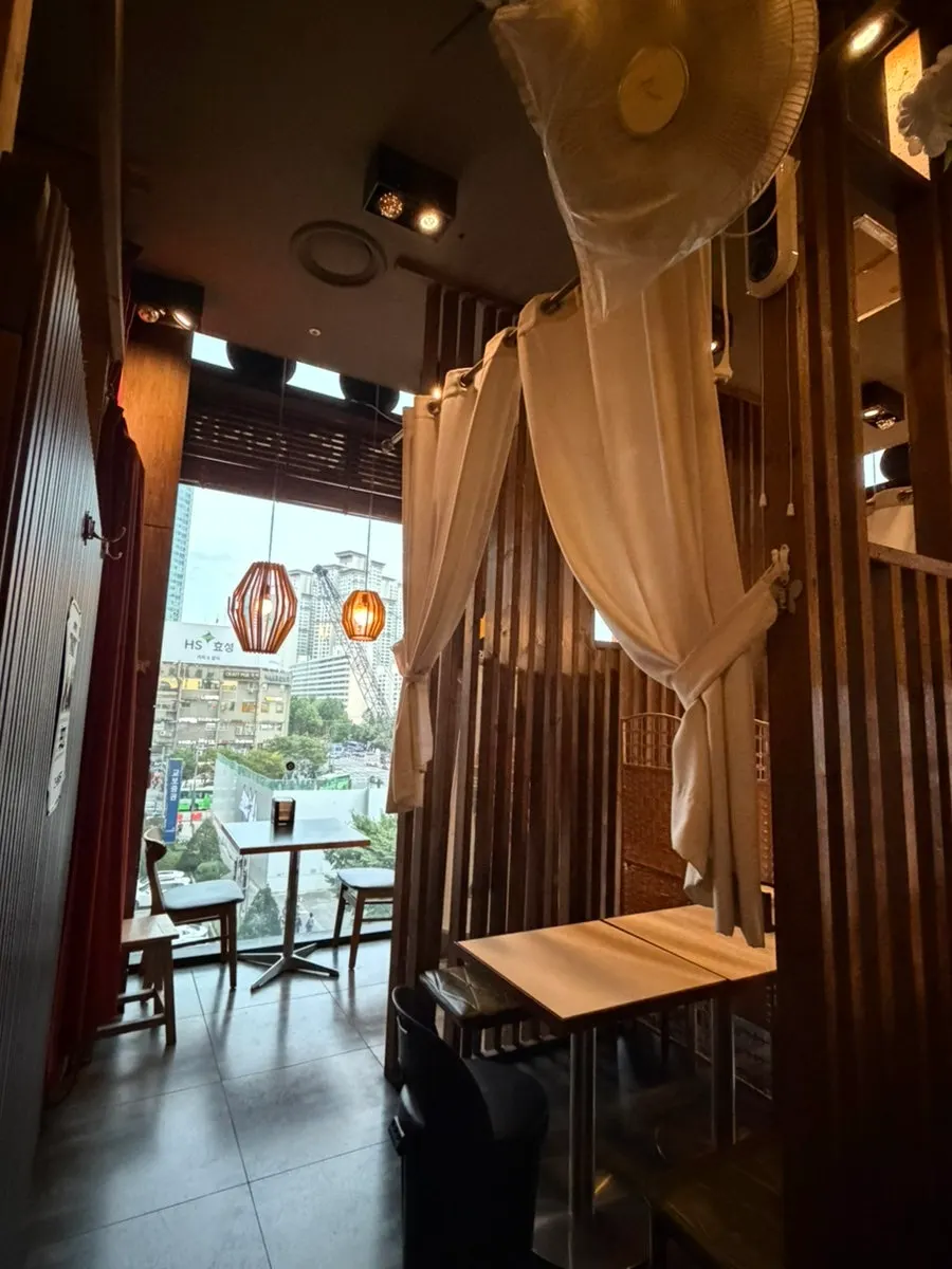 Table separated by curtains at Nani Yeouido Branch