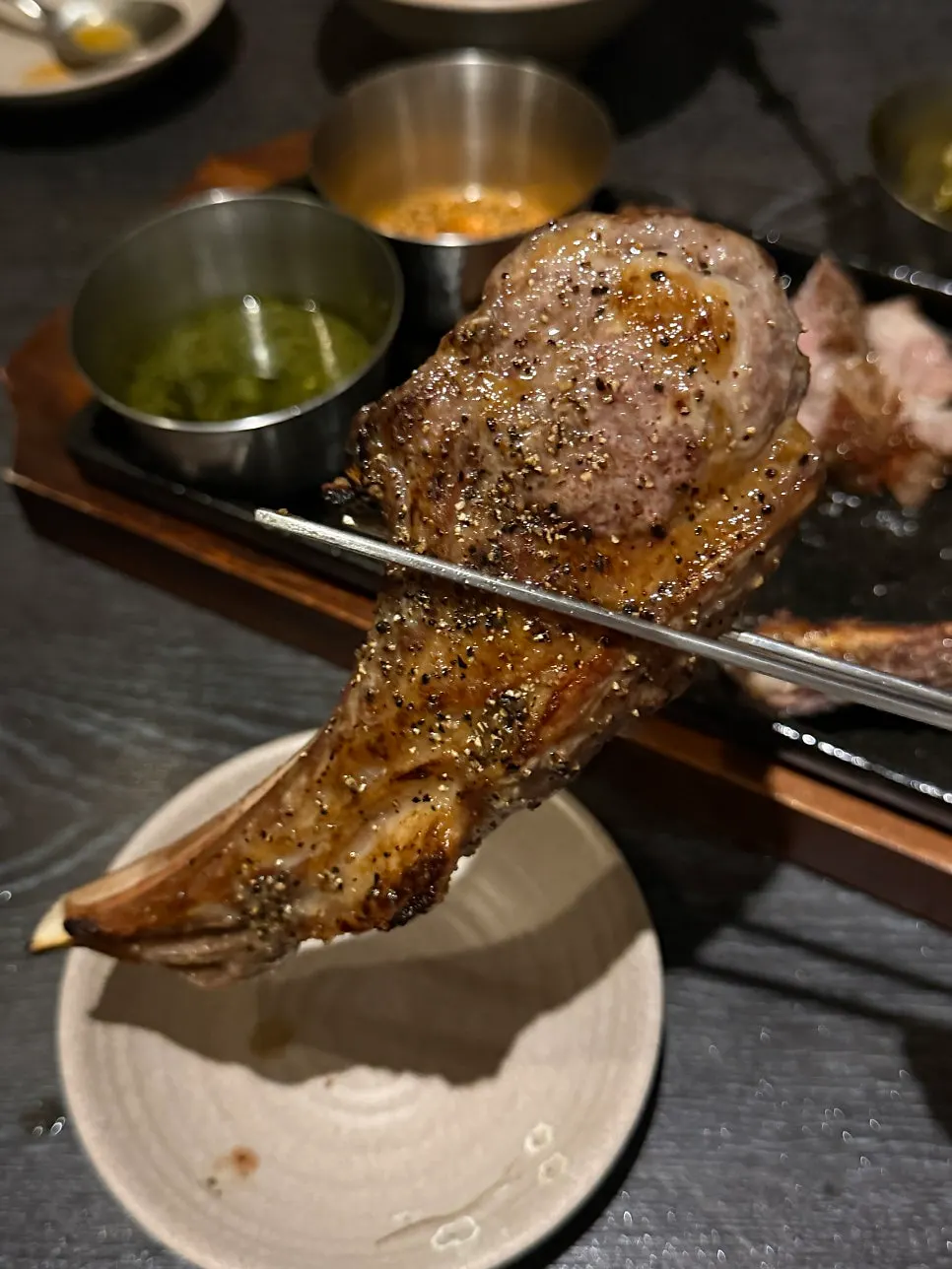 돌판 위에 올려진 양갈비 숄더랙