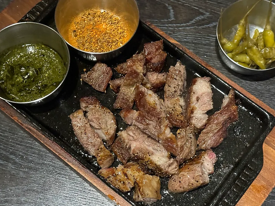 한 입 크기로 자른 양갈비