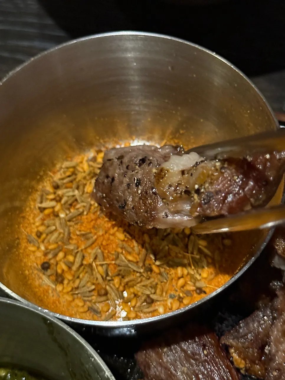 쯔란에 찍은 양갈비 한 점