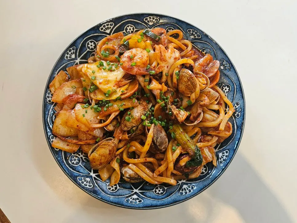 매콤한 카라이 해물야끼우동 한 접시