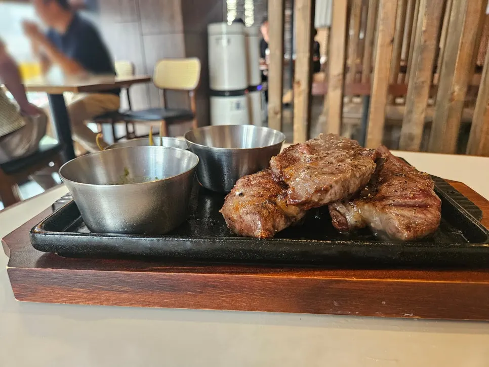 바질소스와 쯔란이 곁들여진 양갈비