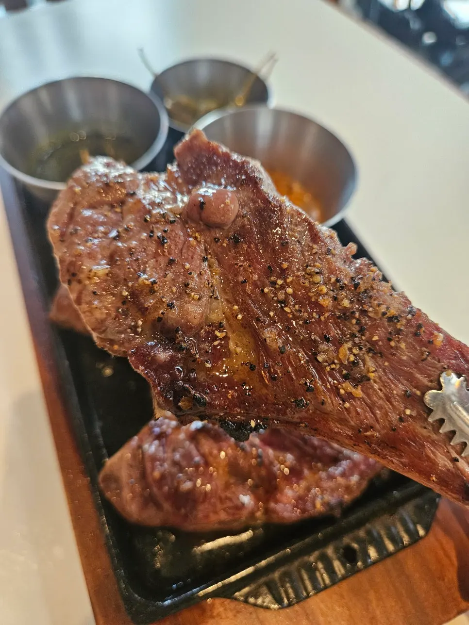 노릇하게 구워진 두툼한 양갈비 클로즈업