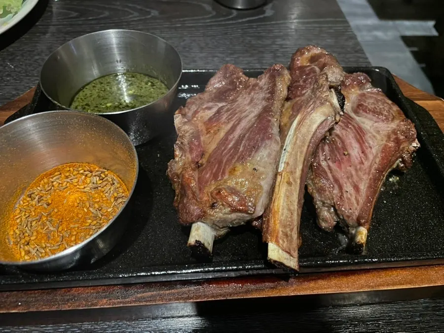 마늘밥을 버터갈릭 소스에 비빈 모습