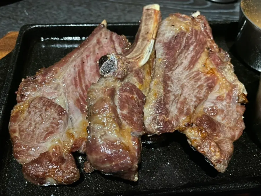 접시에 담긴 양갈비 숄더랙 3대