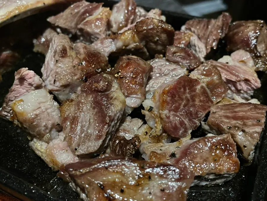 한입 크기로 자른 양갈비 단면