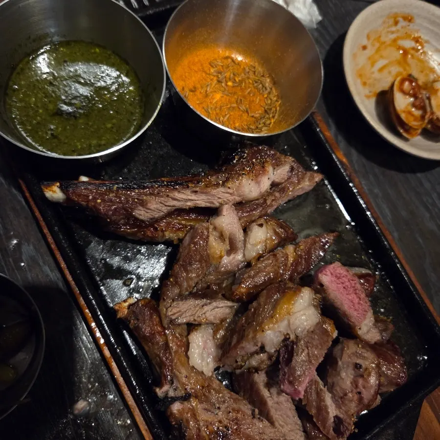 먹기 좋게 잘라낸 양고기 숄더랙 단면